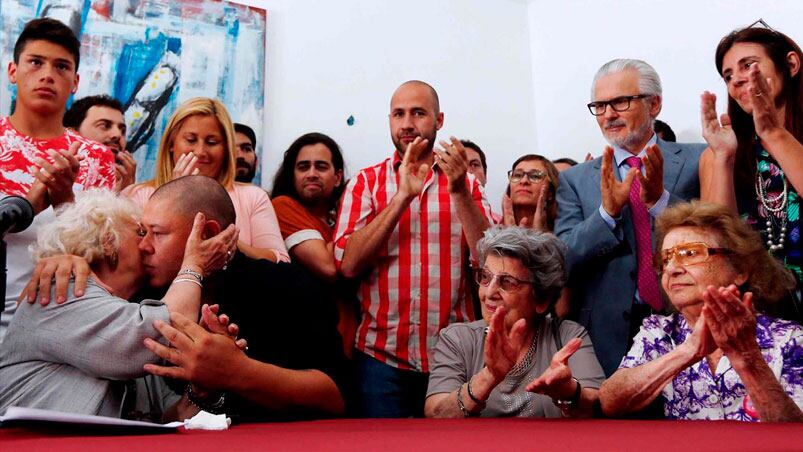 Estela de Carlotto y Mario se funden en un abrazo, en la conferencia brindada esta tarde.