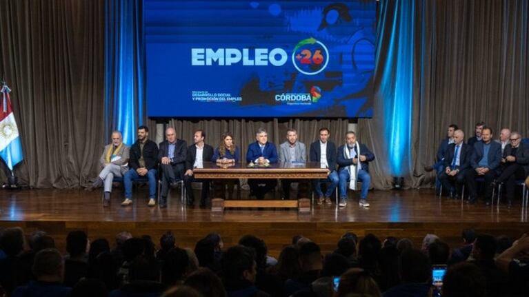 "Esto es empleo, no es un plan", dijo Llaryora en la presentación del programa.