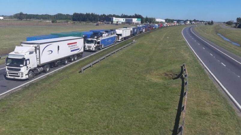 "Esto se va a regularizar cuando nos escuchen", advirtieron desde el costado de la ruta.