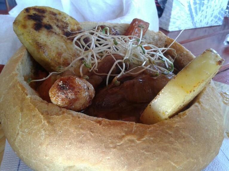 Estofado de cordero en pan casero