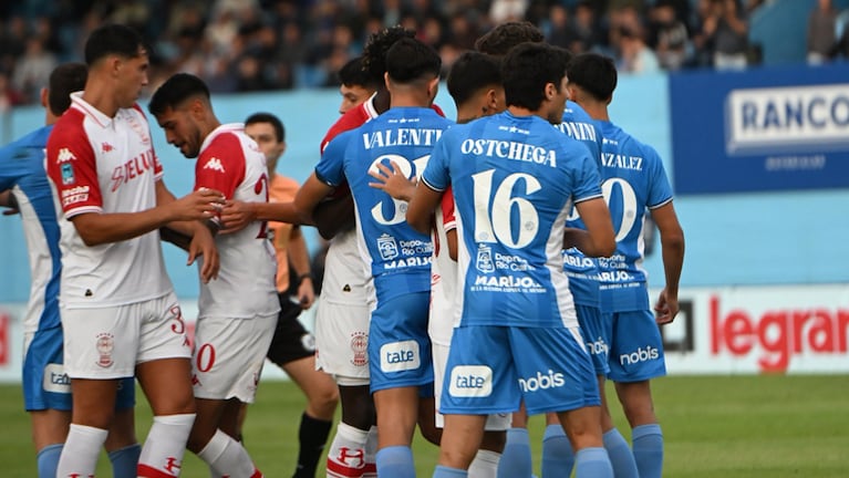 Estudiantes ante Huracán en el Candini de Río Cuarto.