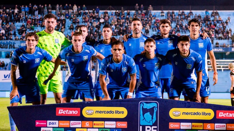 Estudiantes de Río Cuarto explicó la decisión de apartar a jugadores del plantel profesional.