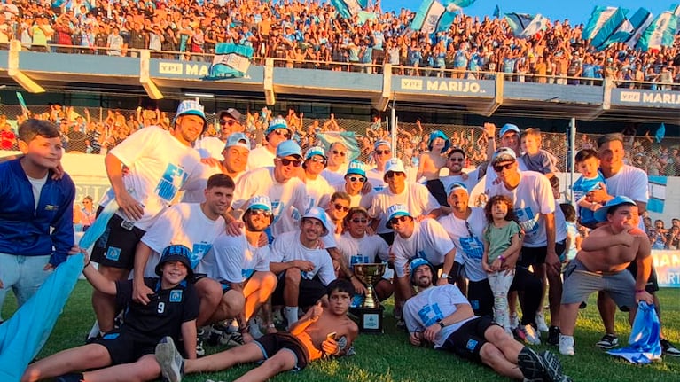 Estudiantes de Río Cuarto festejó en casa el ascenso a Primera.