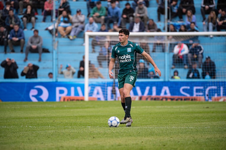 Estudiantes de Río Cuarto juega contra Atlético Tucumán.