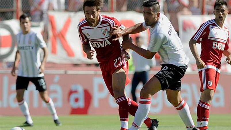 Estudiantes rescató un punto ante River y se aleja en lo alto de la tabla.