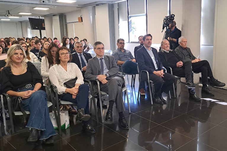 Estudiantes secundarios y universidades,  reunidos por el Consejo de Médicos