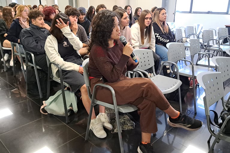 Estudiantes secundarios y universidades,  reunidos por el Consejo de Médicos