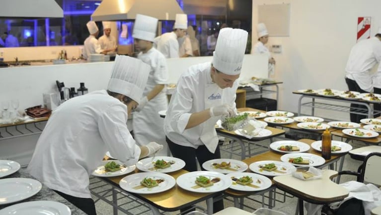 Estudiantes trabajando como chefs consagrados.