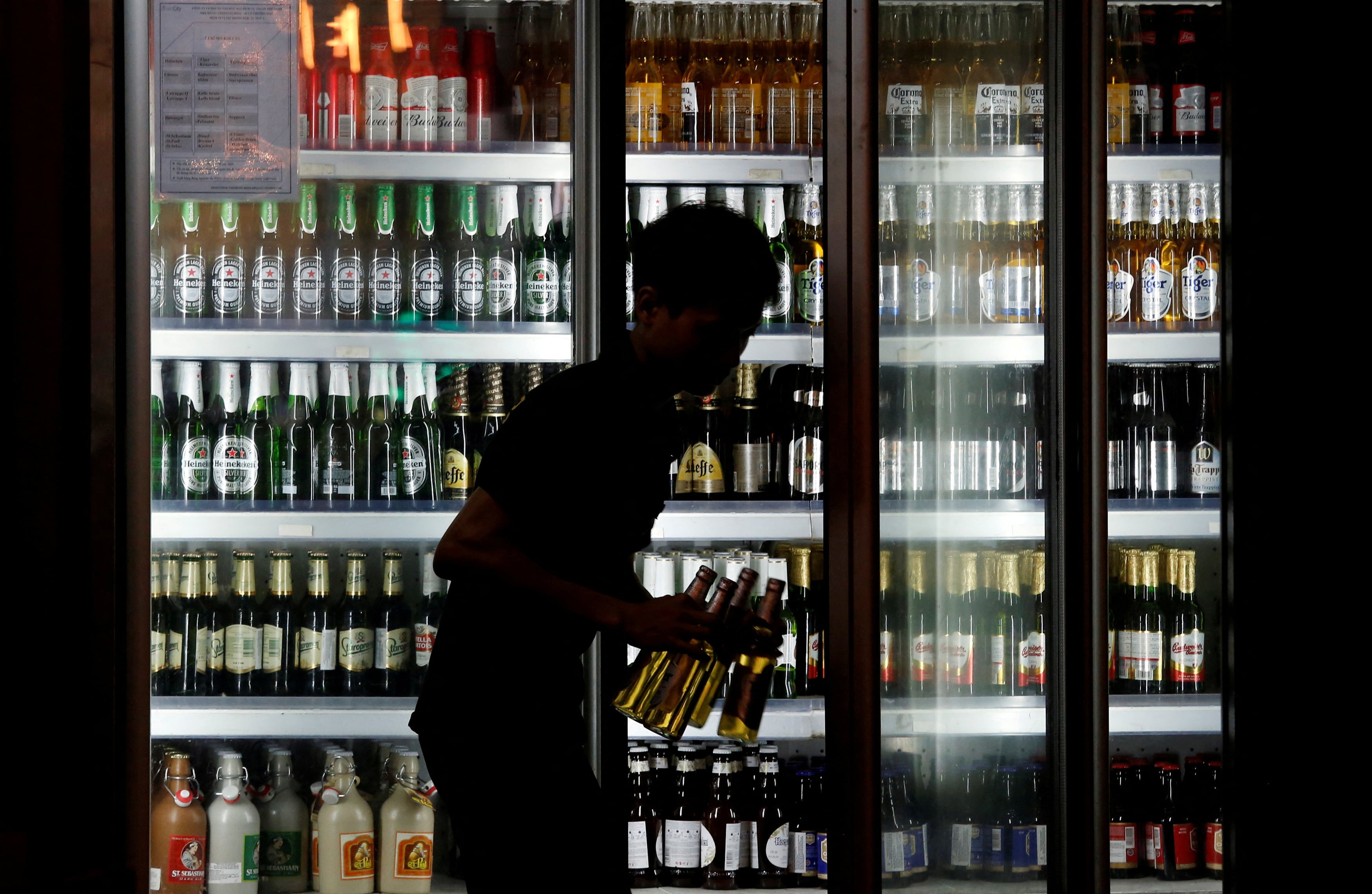 Estudio sobre consumo de sustancias arroja que el alcohol, tabaco y marihuana son los más consumidos entre los estudiantes de la UNC.  REUTERS/Kham/File Photo