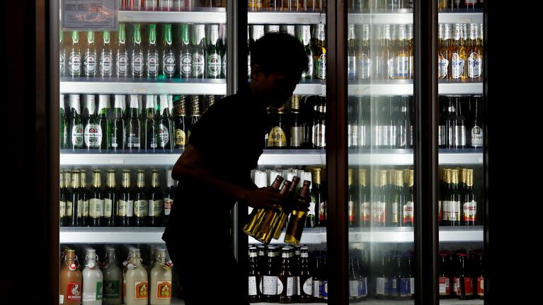 Estudio sobre consumo de sustancias arroja que el alcohol, tabaco y marihuana son los más consumidos entre los estudiantes de la UNC. REUTERS/Kham/File Photo