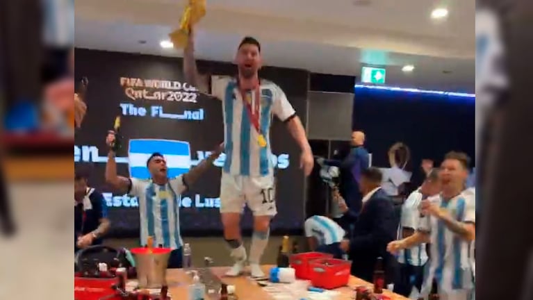 Eufórico festejo de Messi en el vestuario.