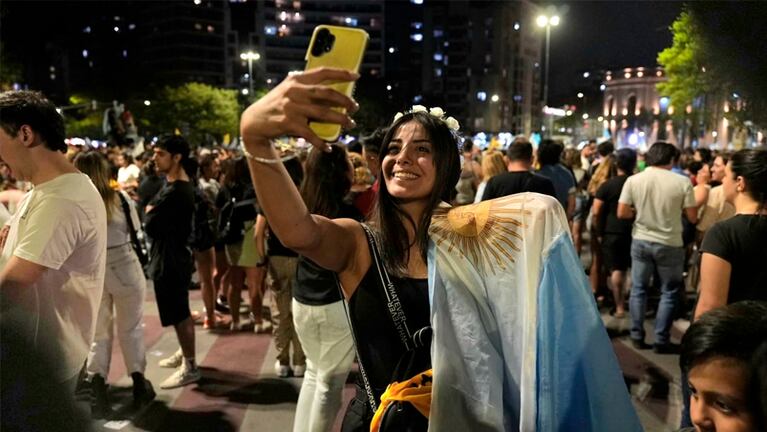 Eufórico festejo en Córdoba por el triunfo de Milei. Foto: Lucio Casalla / ElDoce.tv.