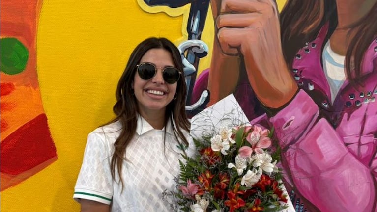 Euge Quevedo posó emocionada junto a su mural en el Aeropuerto de Córdoba.