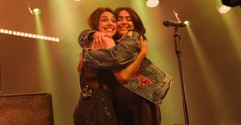 Euge Quevedo y Ángela Leiva abrazadas en el escenario.