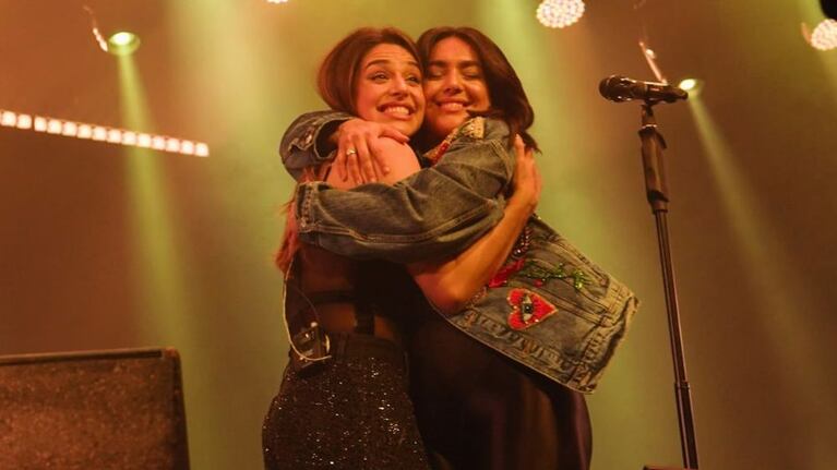 Euge Quevedo y Ángela Leiva abrazadas en el escenario.