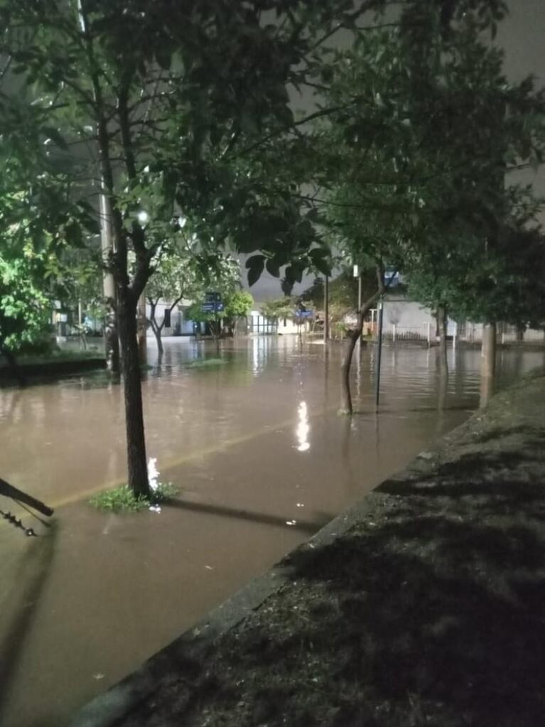 Evacuados, desborde en La Cañada y caos por la tormenta: el operativo en Córdoba