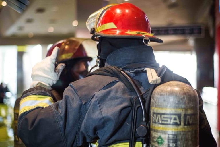 Evacuaron a 80 personas. Habría heridos.