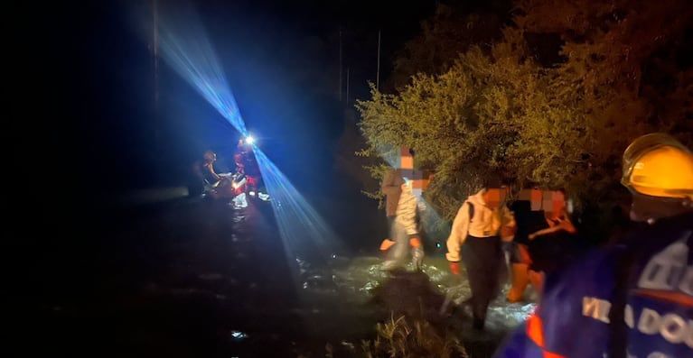 Evacuaron a familias de localidades de Traslasierra tras la crecida del río Los Sauces
