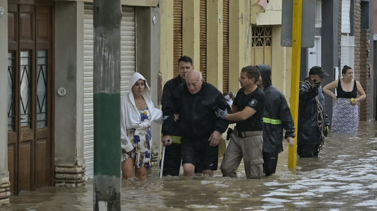 Evacuaron a más de 1300 vecinos de Bahía Blanca tras el temporal. (Foto: AFP/Pablo Presti).