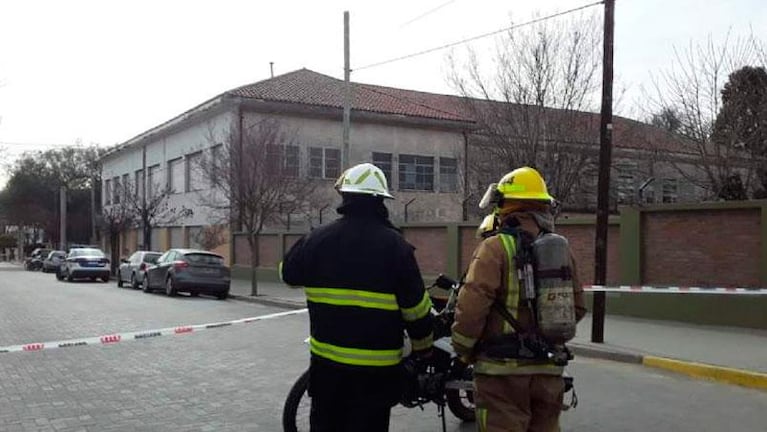 Evacuaron un colegio cordobés tras presuntas amenazas de muerte y bombas