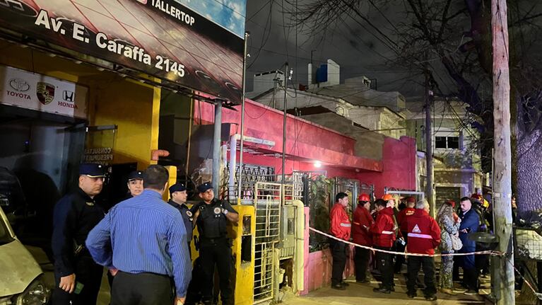 Evacuaron una pensión por peligro de desmoronamiento en Villa Cabrera.