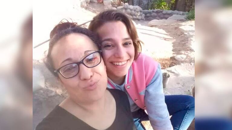 Evelia junto a una de sus hijas.