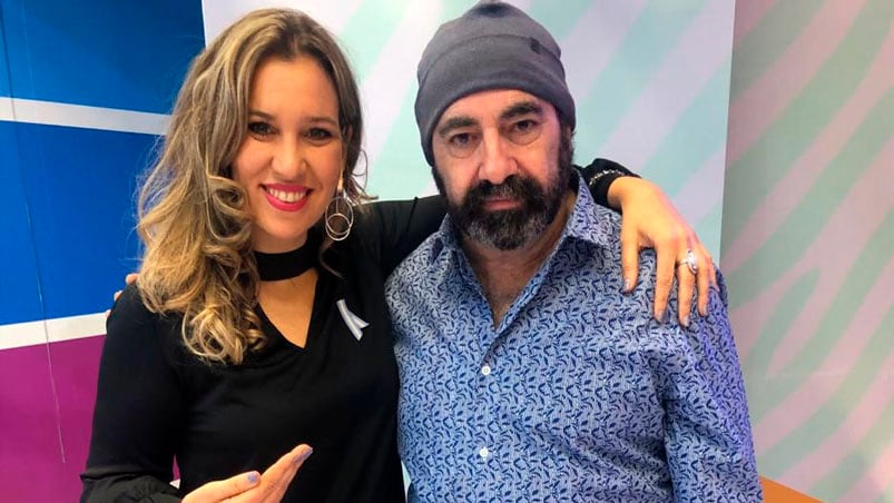 Evelin se encontró con el trovador rosarino. 