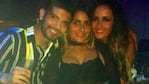 Ever Banega junto a su mujer y una amiga en un boliche. 