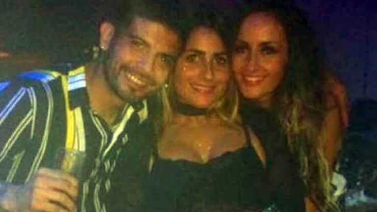 Ever Banega junto a su mujer y una amiga en un boliche.