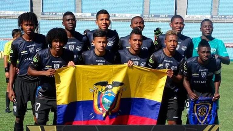 Evitó una paliza usando el banderín del córner como lanza