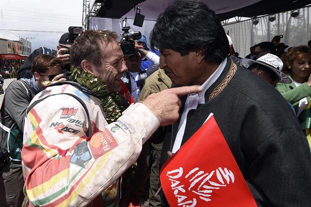 Evo Morales conversa con un piloto. Foto: AFP.