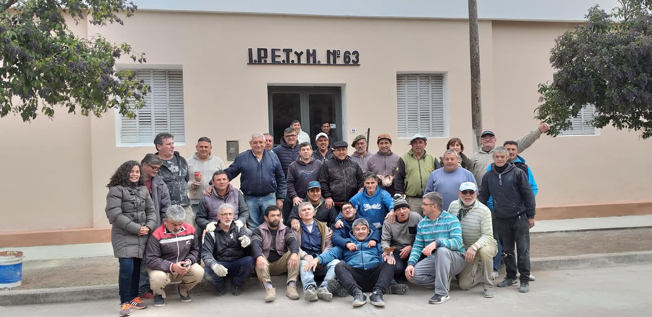 Exalumnos del IPETyM de San Francisco del Chañar se juntaron para pintar su escuela.