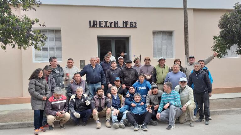 Exalumnos del IPETyM de San Francisco del Chañar se juntaron para pintar su escuela.