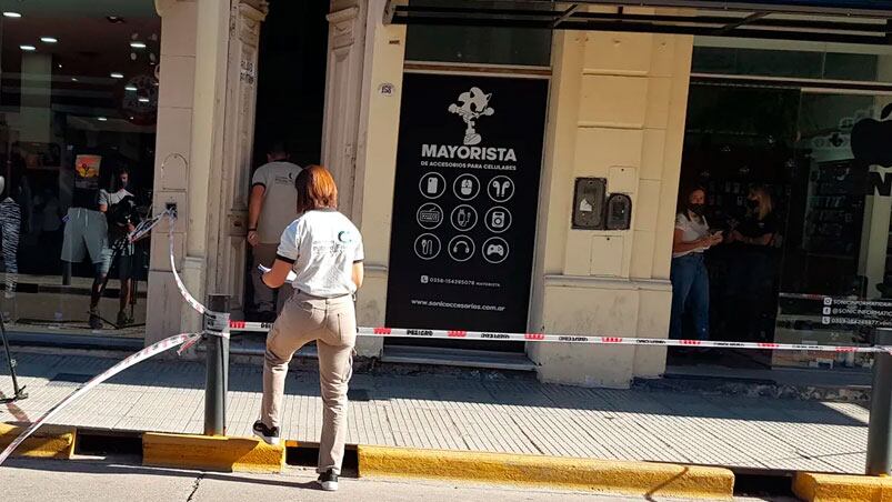 Expertos del Ministerio Público Fiscal trabajaron en el lugar: el herido está grave. / Foto: Puntal