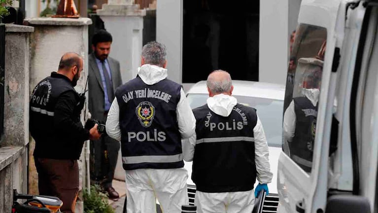 Expertos turcos salen de la residencia del cónsul. Foto: Reuters