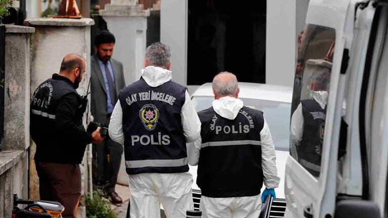 Expertos turcos salen de la residencia del cónsul. Foto: Reuters