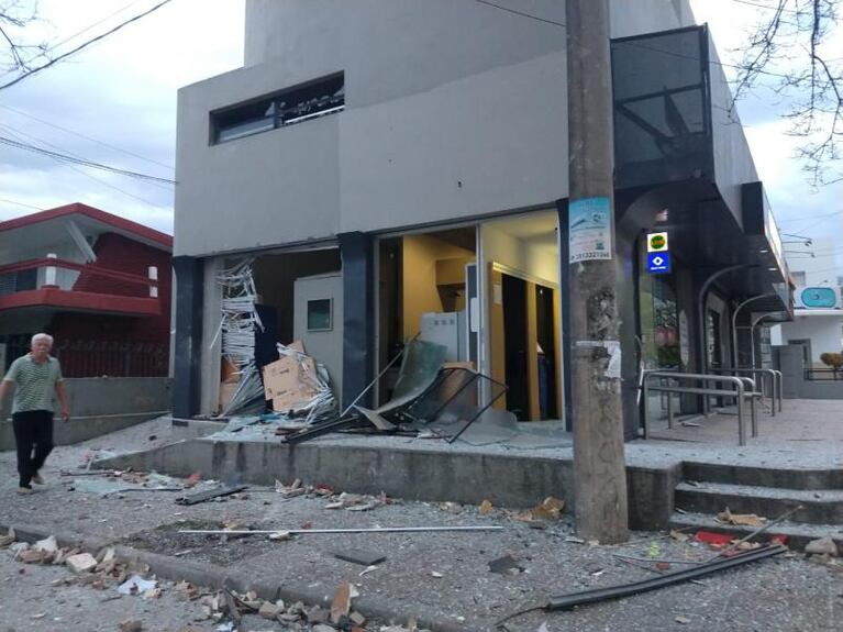 Explosión y destrucción: una pizzería de Av. Fuerza Aérea quedó hecha escombros