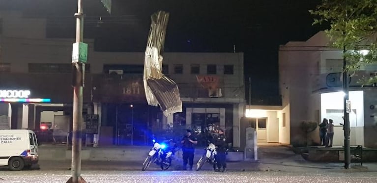 Explosión y destrucción: una pizzería de Av. Fuerza Aérea quedó hecha escombros