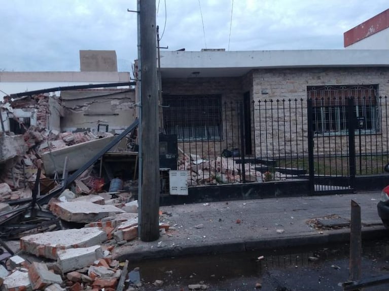 Explosión y destrucción: una pizzería de Av. Fuerza Aérea quedó hecha escombros