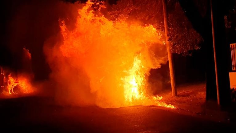 Explosión y fuego en Córdoba: un camión quedó destruido por las llamas