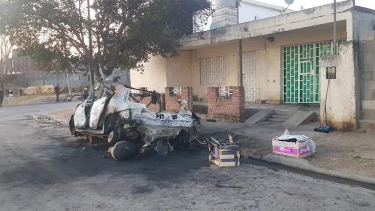 Explotó un auto en barrio Renacimiento: denuncian que fue intencional