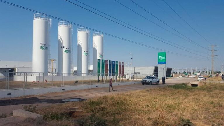 Explotó un camión con gasoil a metros de la planta de YPF Agro en Monte Cristo