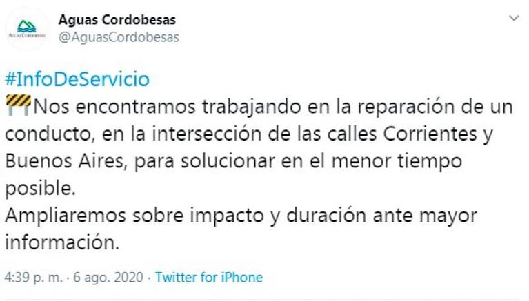 Explotó un caño de agua y generó un cráter en la calle: un taxi debió ser rescatado