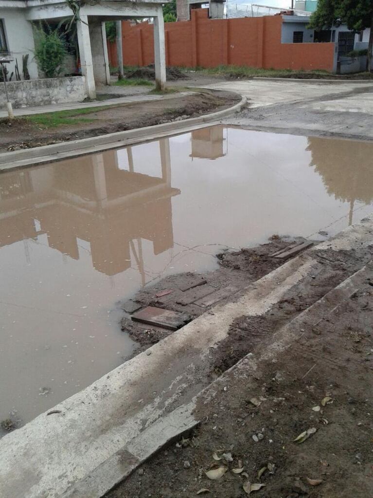 Explotó un caño de agua y se inundó toda la calle