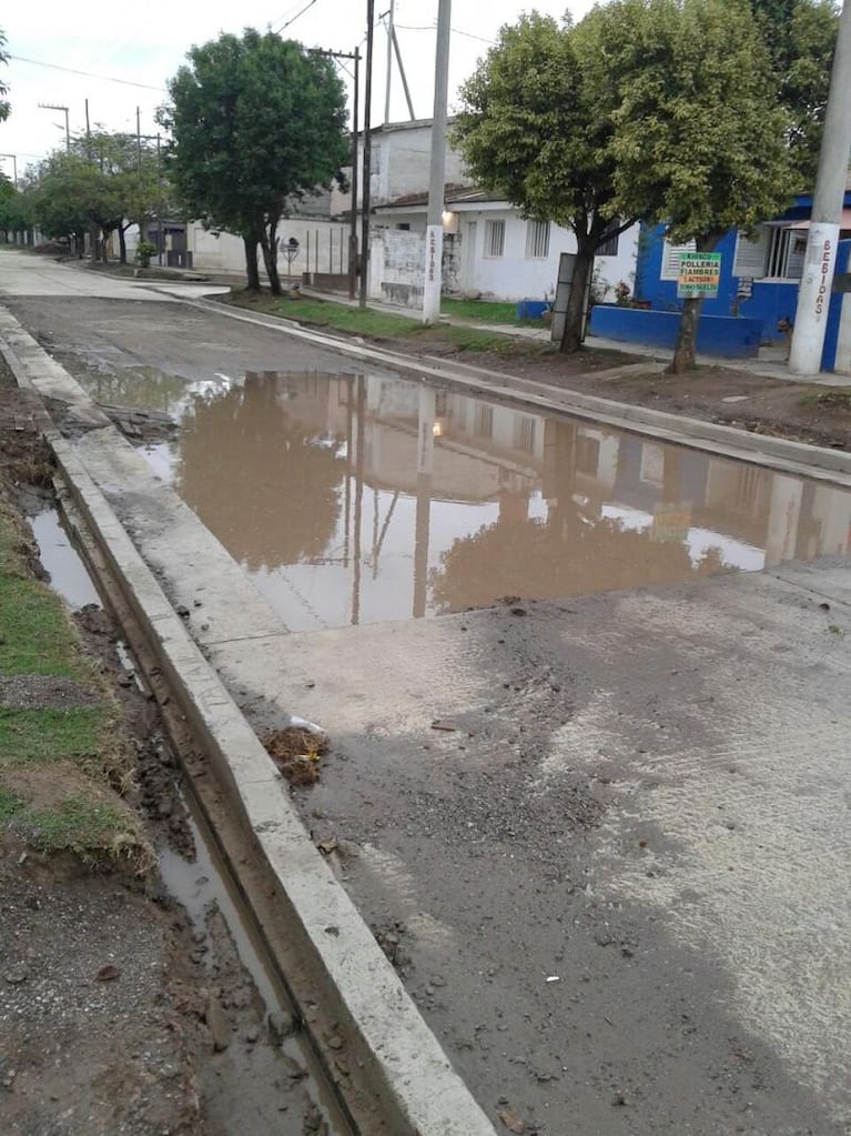 Explotó un caño de agua y se inundó toda la calle