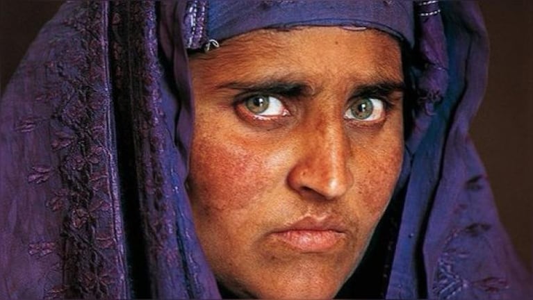 Expulsarán a la famosa afgana de los ojos verdes