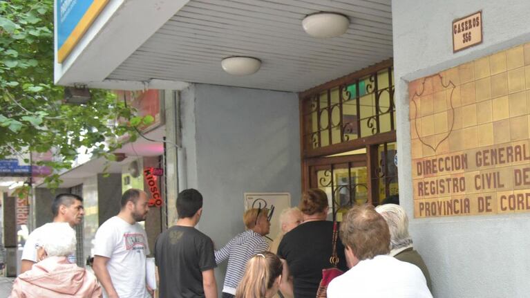 Extenderán el horario de atención para que la gente retire sus documentos.