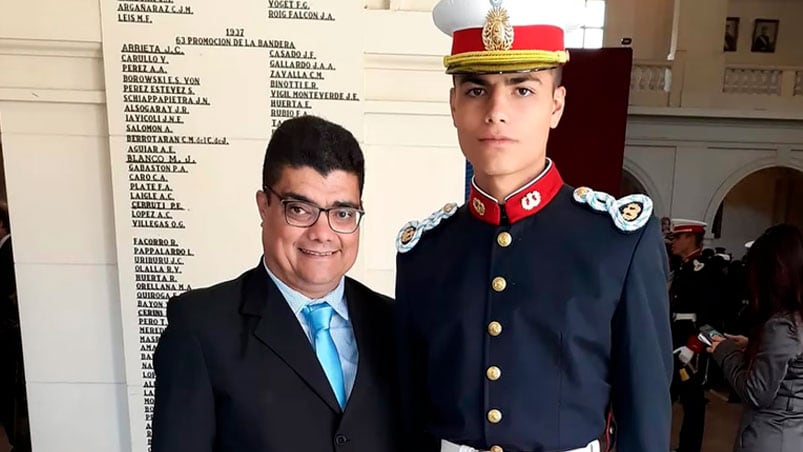 Ezequiel Chirino junto a su hijo Matías, el subteniente que murió en una fiesta de bautismo.