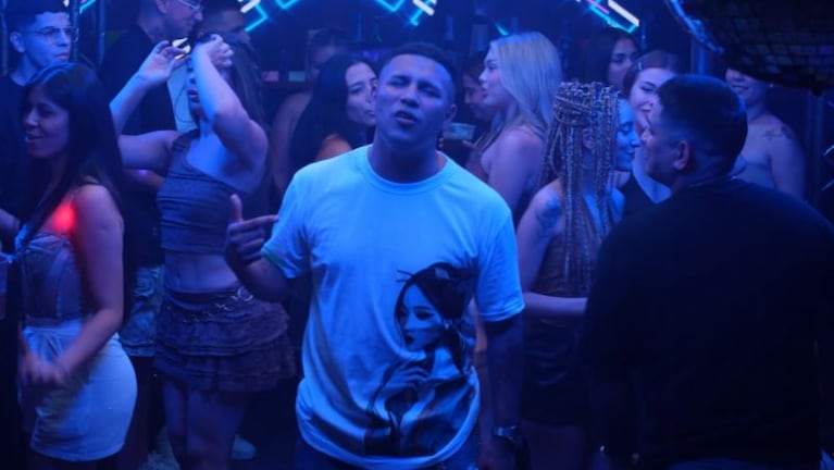 Ezequiel Romano en el nuevo videoclip de Vacomoloko.