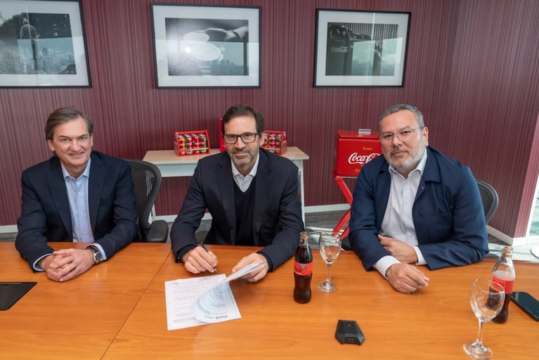 Fabián Castelli, CEO de Coca-Cola Andina Argentina, Gustavo Mariani, CEO de Pampa Energía y Abelardo Gudiño, Gerente General de Coca-Cola Argentina.